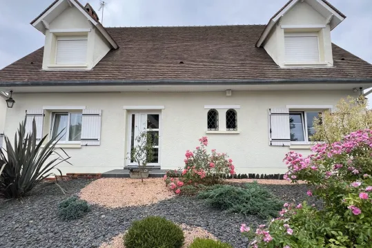 GRANDE MAISON DE VILLE PLEIN CENTRE. TRES PROCHE COMMERCES POUR