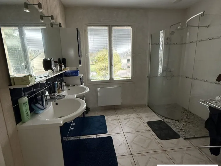 Maison avec piscine couverte