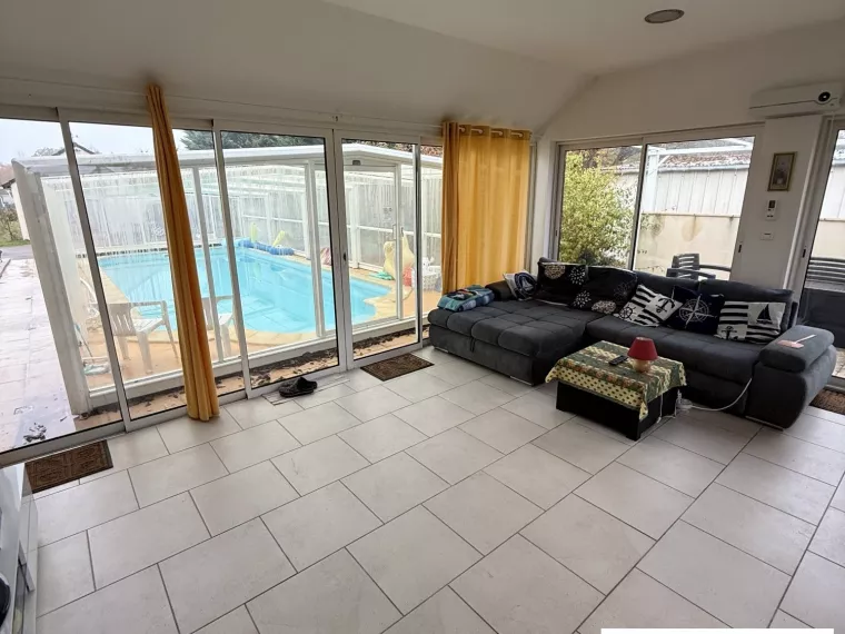 Maison avec piscine couverte