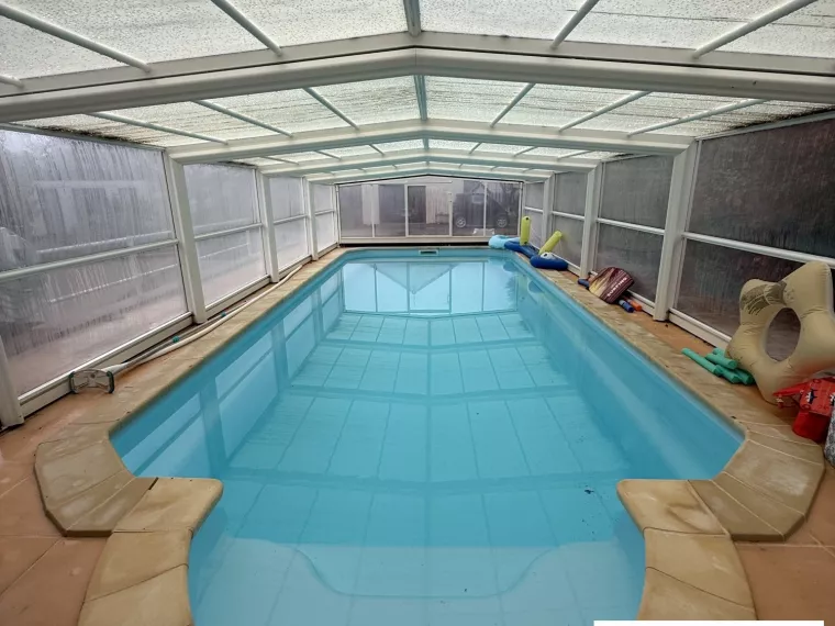Maison avec piscine couverte