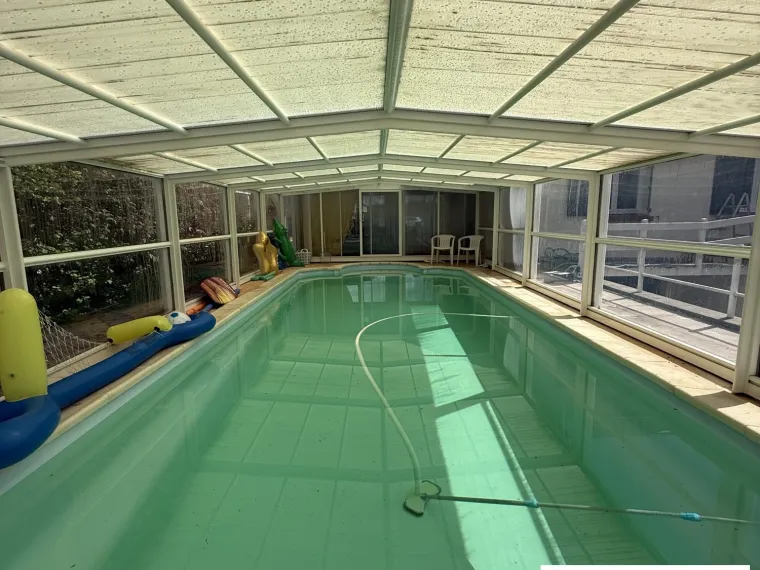 Maison avec piscine couverte