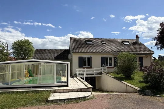 Maison avec piscine couverte