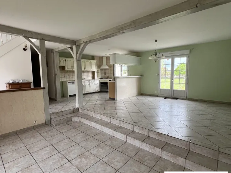 MAISON TRADITIONNELLE TRES BON ETAT AU CALME.