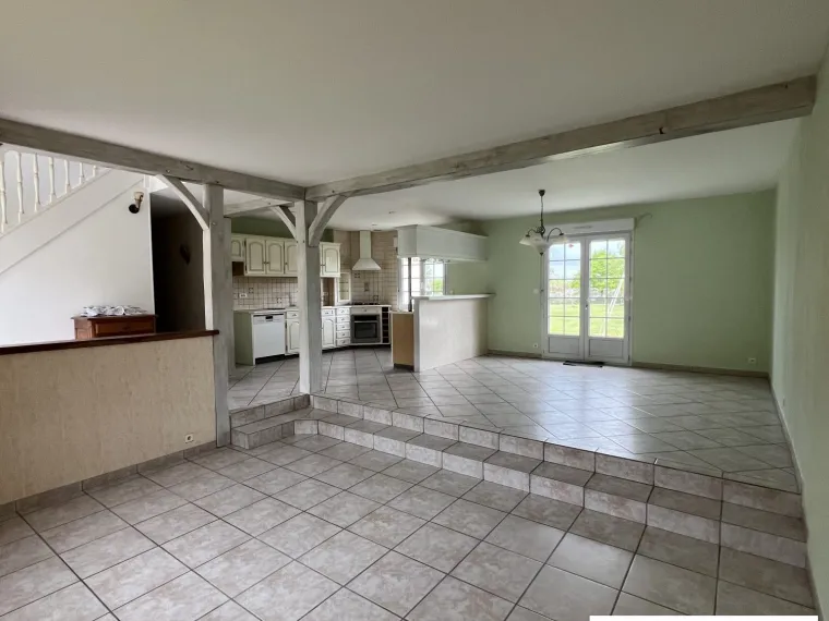 MAISON TRADITIONNELLE TRES BON ETAT AU CALME.