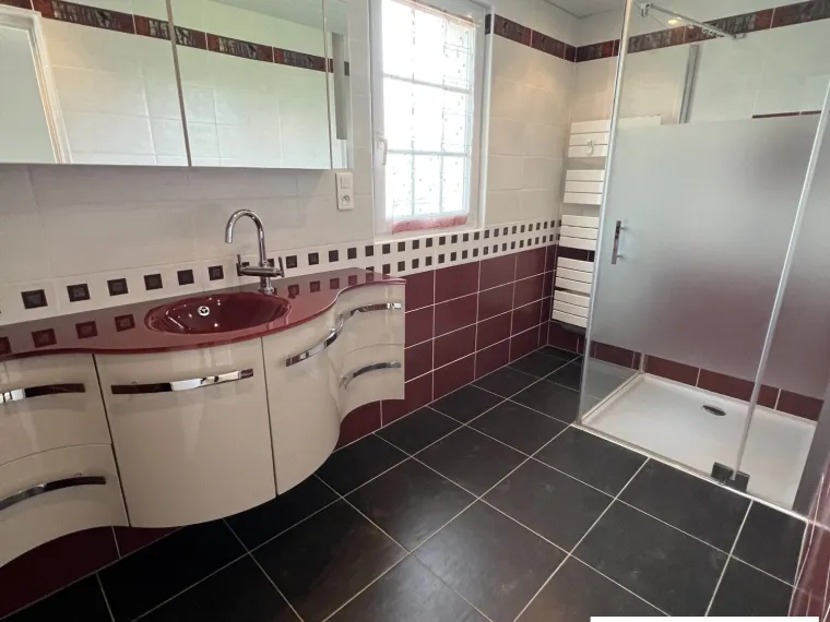 MAISON TRADITIONNELLE TRES BON ETAT AU CALME.