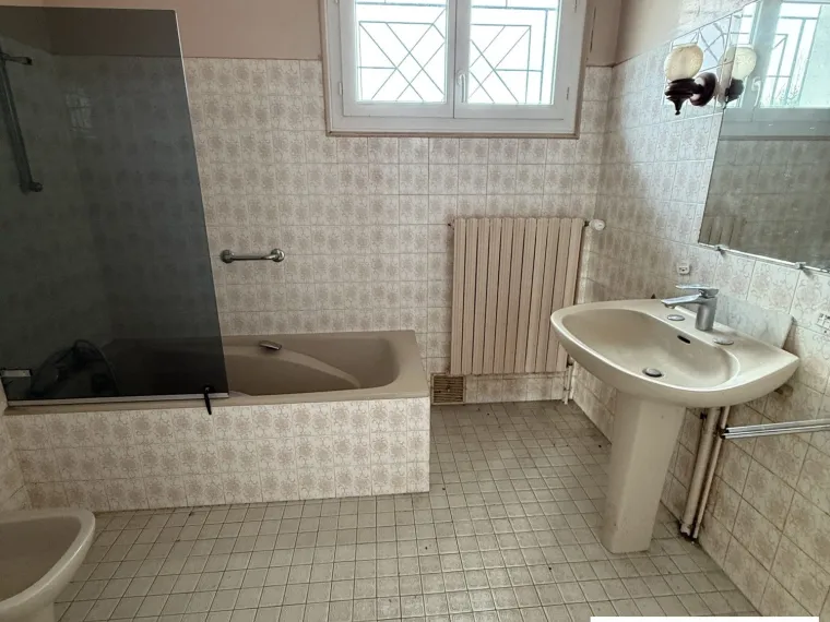 MAISON SUR SOUS-SOL DE PLAIN PIED PROCHE DU CENTRE DE SULLY SUR