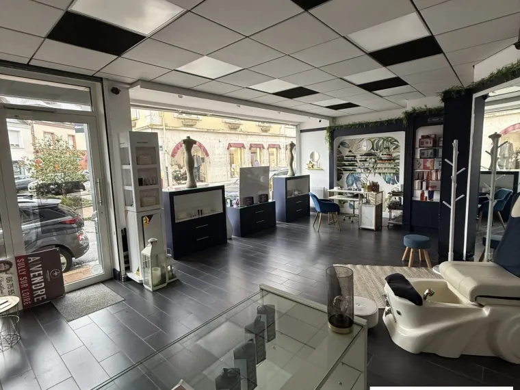 L’AGENCE DU CHATEAU VOUS PROPOSE UN SUBERBE PAS DE PORTE EN PLEI