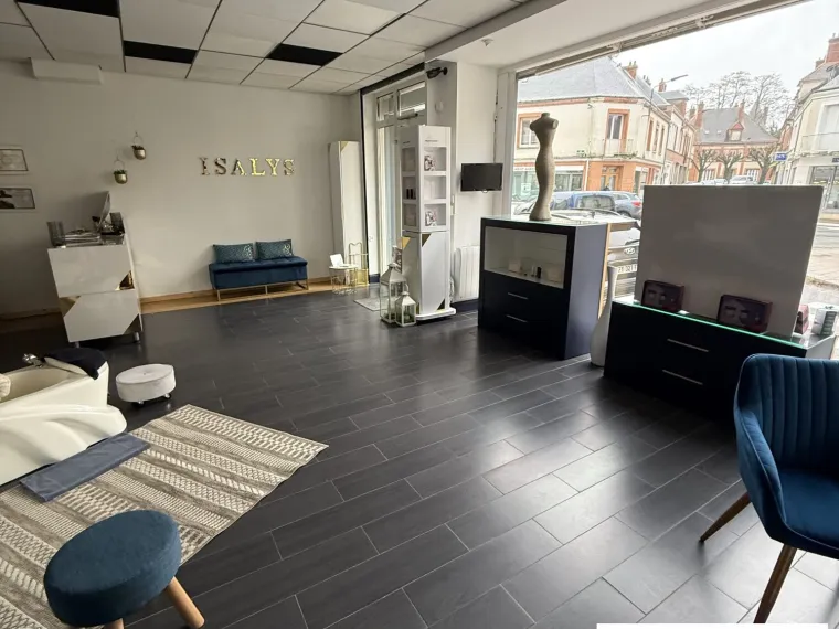 L’AGENCE DU CHATEAU VOUS PROPOSE UN SUBERBE PAS DE PORTE EN PLEI