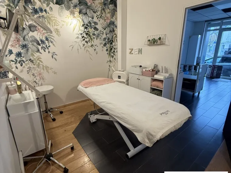 L’AGENCE DU CHATEAU VOUS PROPOSE UN SUBERBE PAS DE PORTE EN PLEI