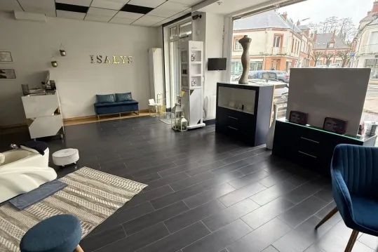 L’AGENCE DU CHATEAU VOUS PROPOSE UN SUBERBE PAS DE PORTE EN PLEI