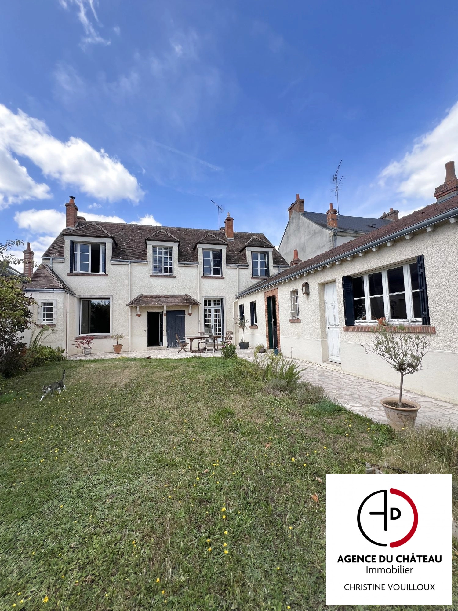 Maison de Ville de 1900 avec Grand Jardin et Charme Authentique — 2