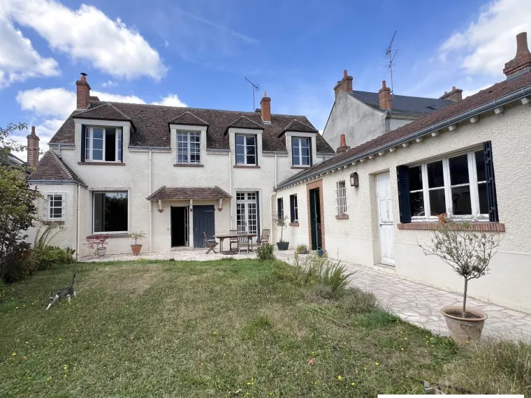 Maison de Ville de 1900 avec Grand Jardin et Charme Authentique