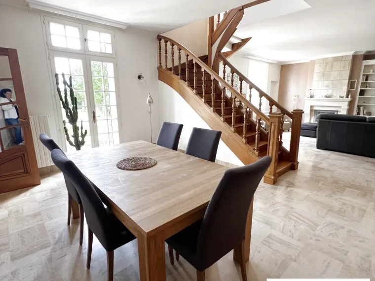 Maison de Ville de 1900 avec Grand Jardin et Charme Authentique