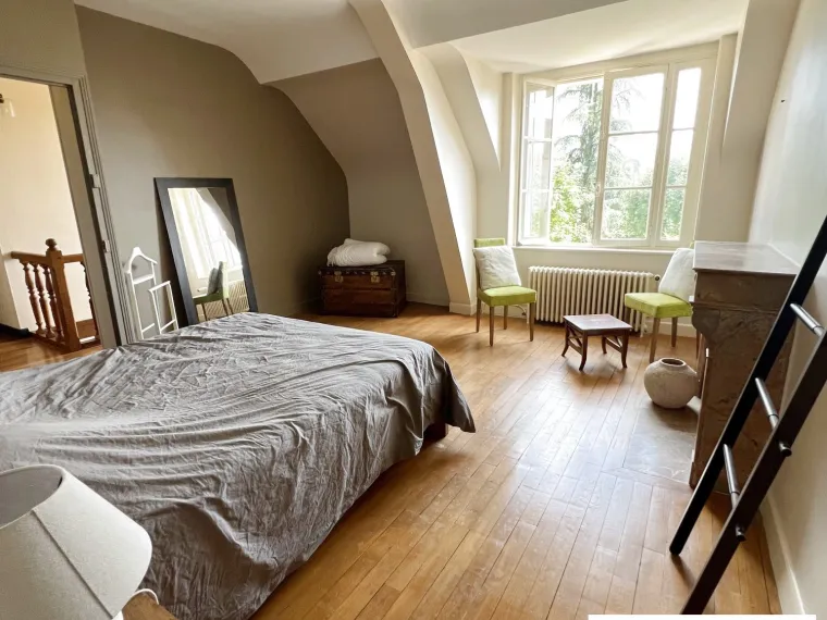 Maison de Ville de 1900 avec Grand Jardin et Charme Authentique