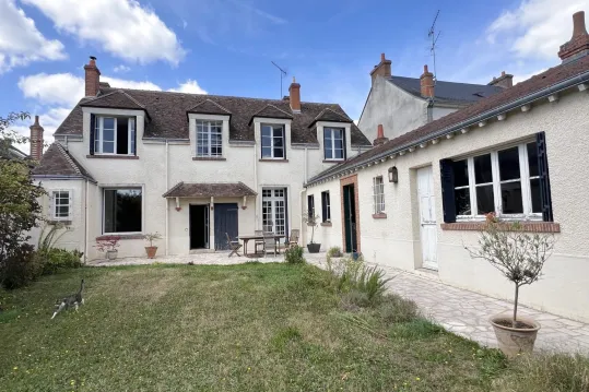 Maison de Ville de 1900 avec Grand Jardin et Charme Authentique