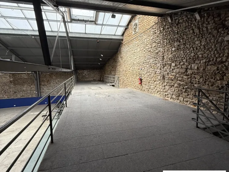 LOCAL ATYPIQUE DE 570M² AUX BORDS DE LOIRE