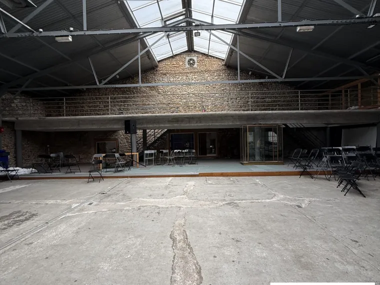 LOCAL ATYPIQUE DE 570M² AUX BORDS DE LOIRE
