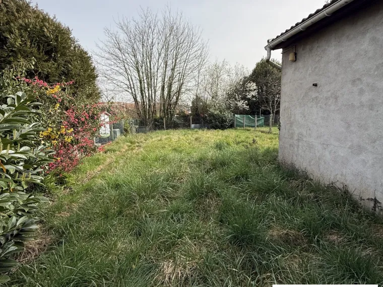 Maison ancienne à rénover à Cerdon avec jardin