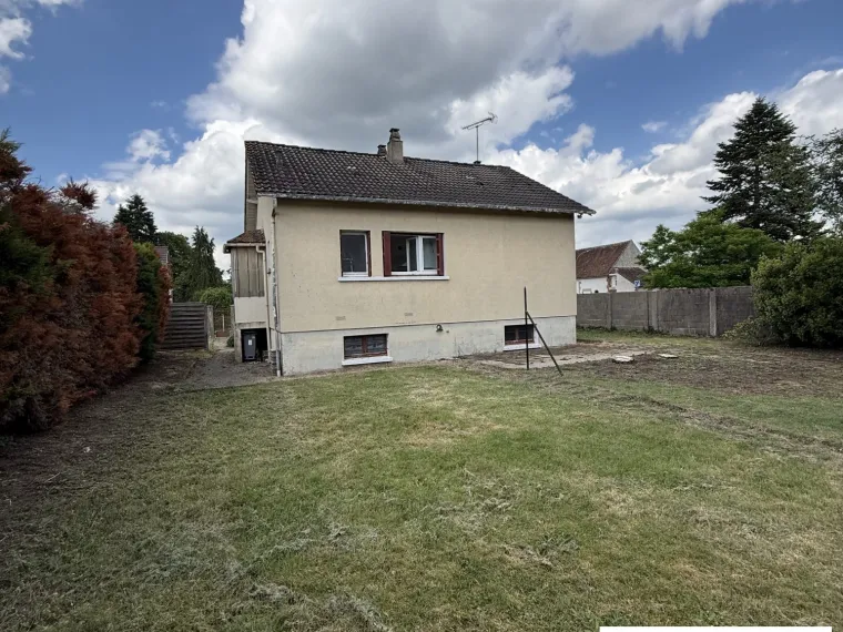 Maison sur sous-sol au calme proche commerces