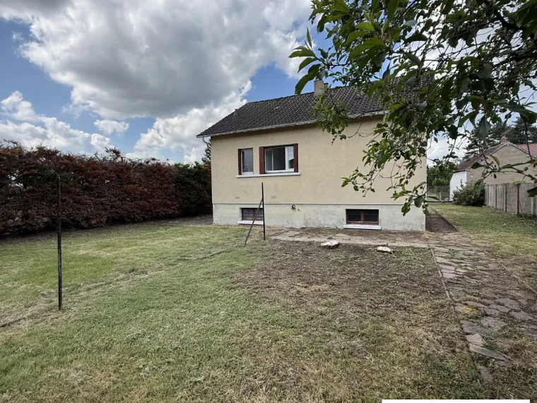 Maison sur sous-sol au calme proche commerces