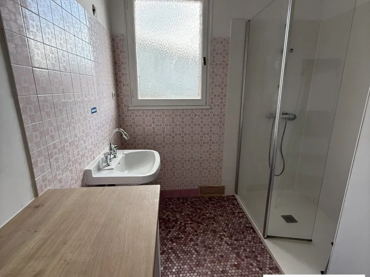 Maison sur sous-sol au calme proche commerces