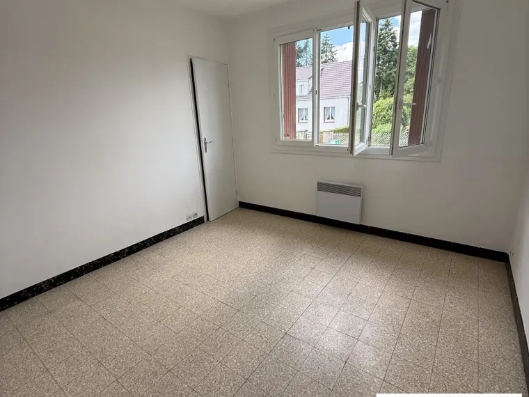Maison sur sous-sol au calme proche commerces