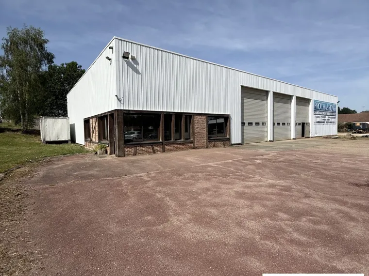 Ensemble immobilier à usage professionnel