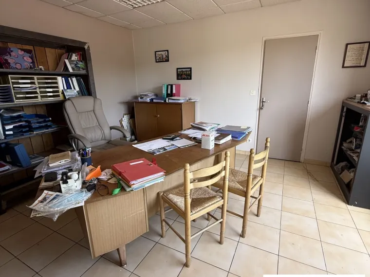 Ensemble immobilier à usage professionnel