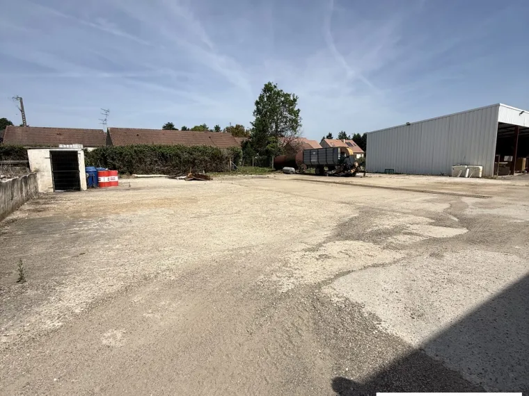 Ensemble immobilier à usage professionnel