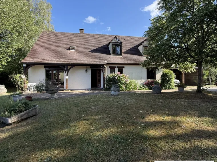 TRES BELLE MAISON DE CAMPAGNE AVEC ETANG