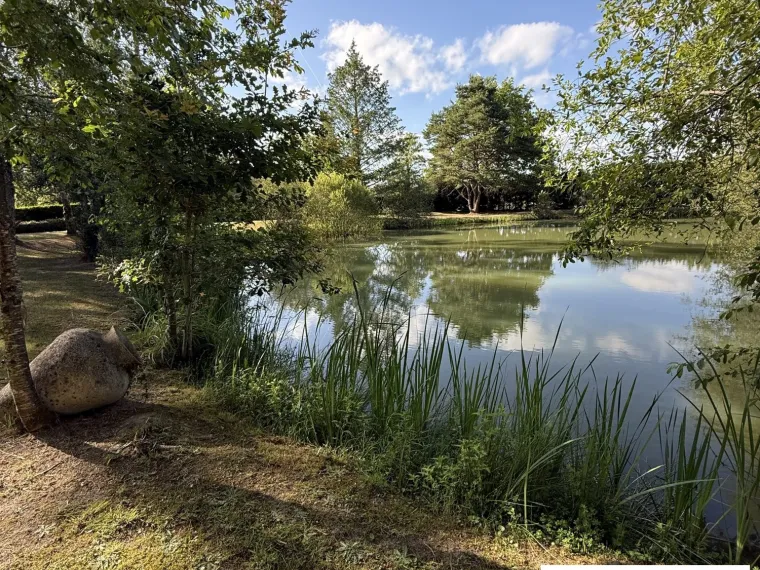 TRES BELLE MAISON DE CAMPAGNE AVEC ETANG