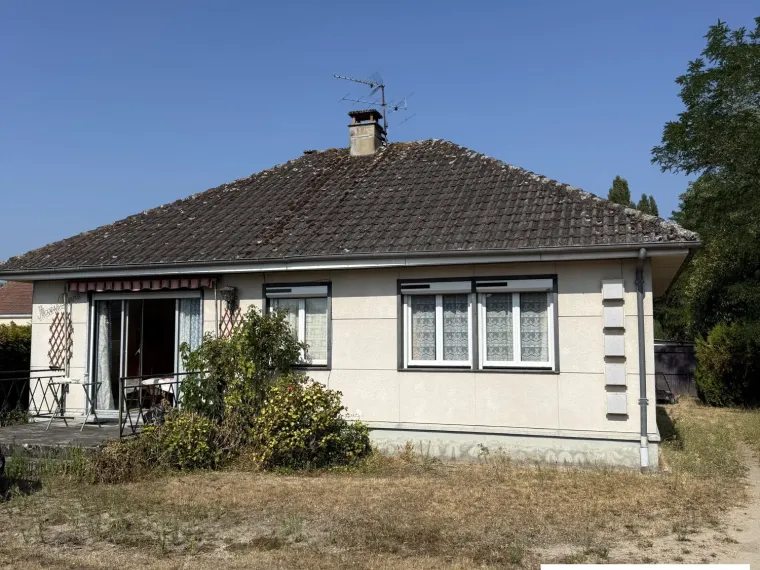 Maison de plain pieds dans village de campagne