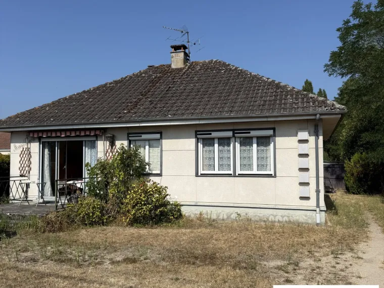 Maison de plain pieds dans village de campagne