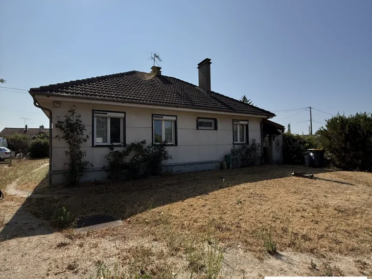 Maison de plain pieds dans village de campagne
