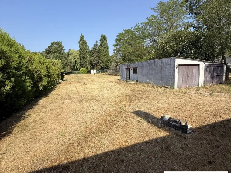 Maison de plain pieds dans village de campagne