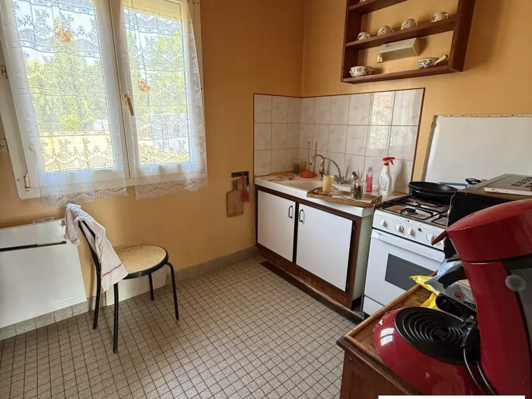 Maison de plain pieds dans village de campagne