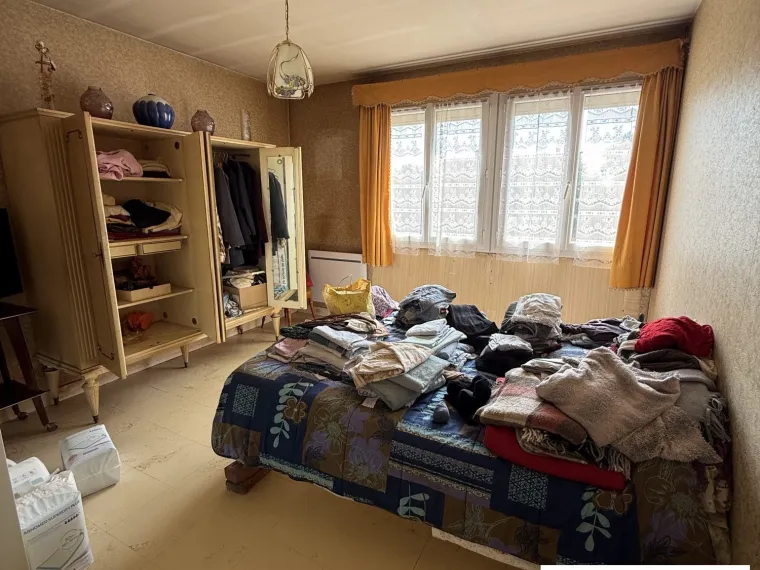 Maison de plain pieds dans village de campagne
