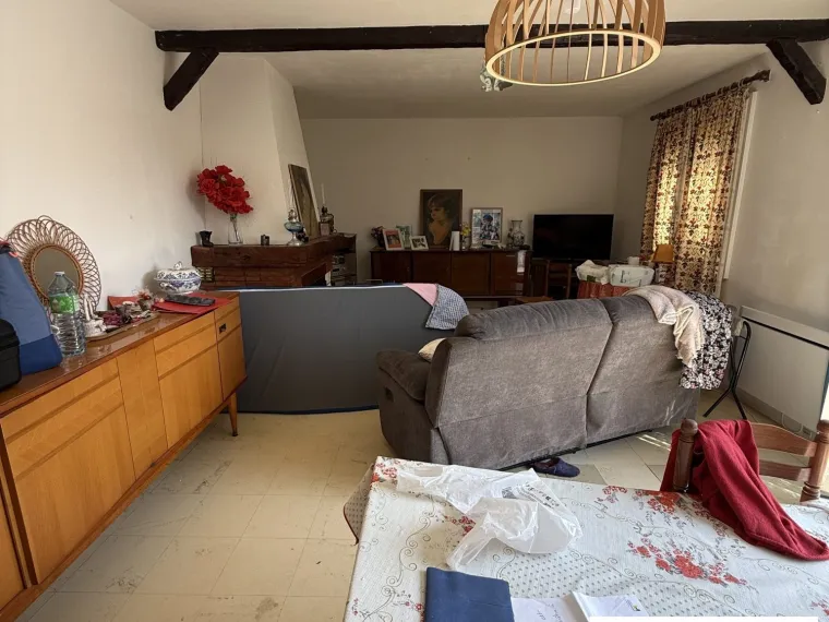 Maison de plain pieds dans village de campagne