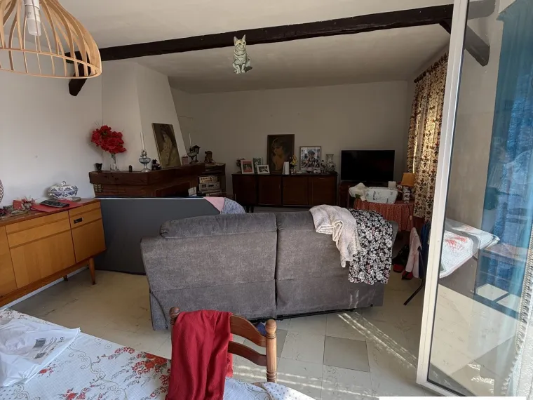 Maison de plain pieds dans village de campagne