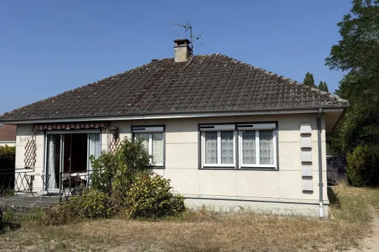 Maison de plain pieds dans village de campagne