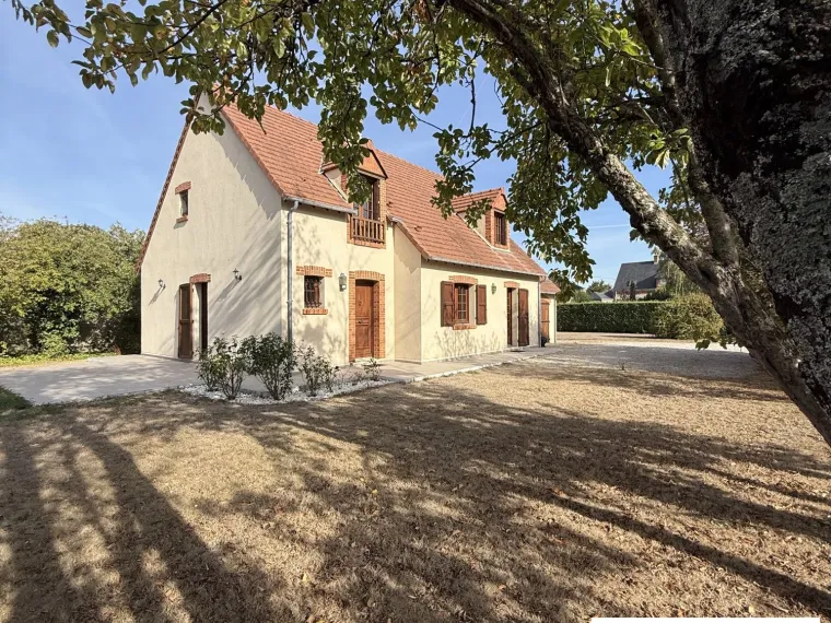 Beau pavillon avec jardin paysagé