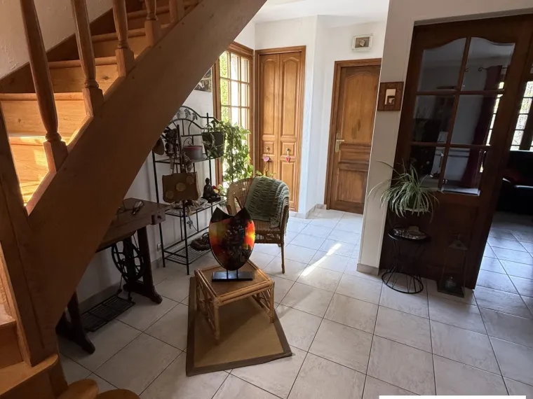 Beau pavillon avec jardin paysagé