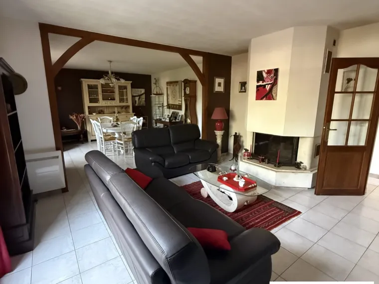 Beau pavillon avec jardin paysagé