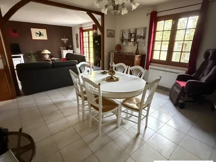 Beau pavillon avec jardin paysagé