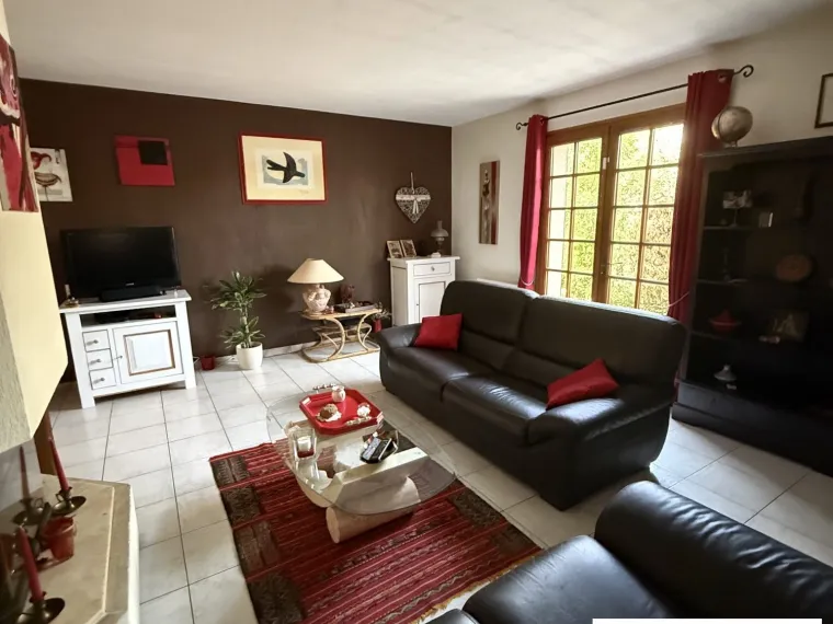 Beau pavillon avec jardin paysagé