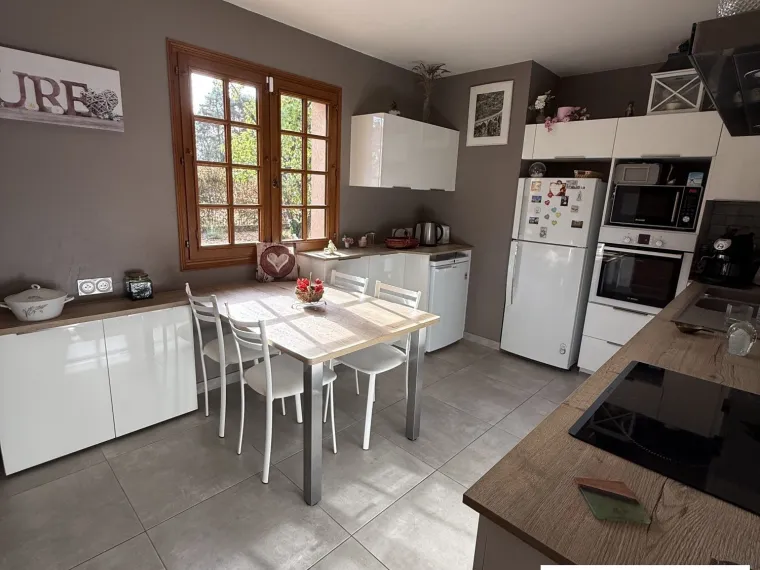 Beau pavillon avec jardin paysagé