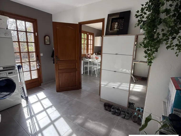 Beau pavillon avec jardin paysagé