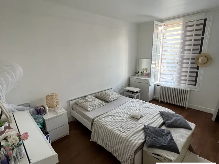 MAISON DE VILLE SUR SOUS-SOL COMPLET AVEC COUR PROCHE DU CHATEAU